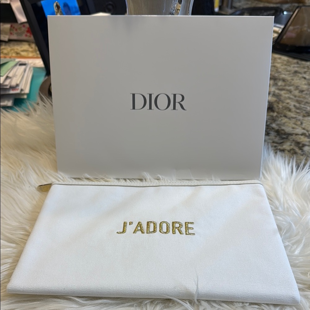 J’Adore Beauty bundle Cosmetic White&Gold J'Adore Pouch with J’Adore bag charm - Picture 3 of 11